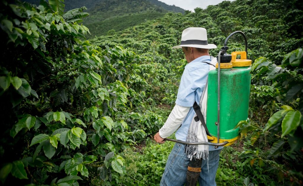 コーヒー農園　農薬散布